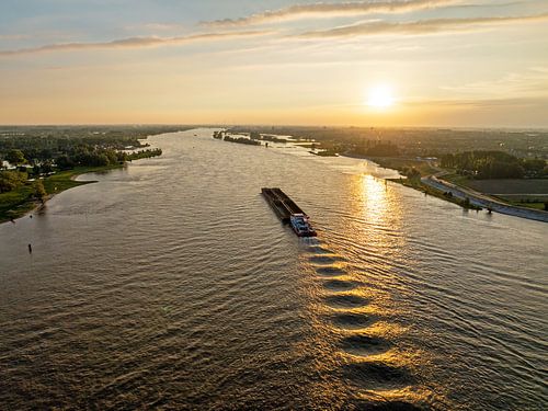 Luchtfoto van scheepvaart op de rivier de Merwede bij Gorinchem in Nederland bij zonsondergang