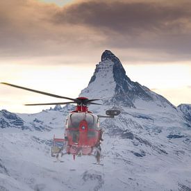 Air Zermatt Rettungshubschrauber und Matterhorn von Menno Boermans