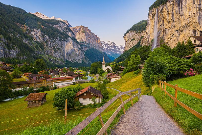 Zonsopkomst in Lauterbrunnen, Zwitserland van Henk Meijer Photography