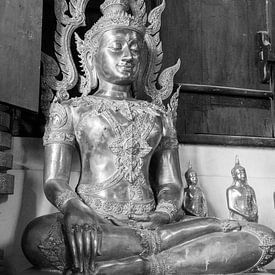 Boeddha beeld in Thaise tempel. van Aukelien Philips