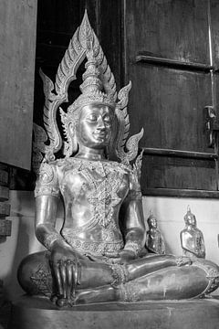 Boeddha beeld in Thaise tempel. van Aukelien Philips