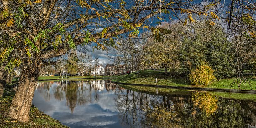 Herfstkleuren en de Leeuwarder stadsgracht met rechts de Noorderplantage van Harrie Muis