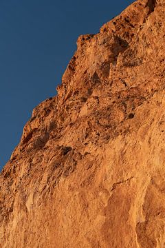 Orangebraune Klippen und blauer Himmel 3