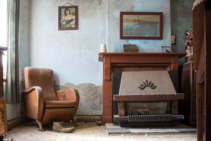 Sitting area in an abandoned house by Tim Vlielander