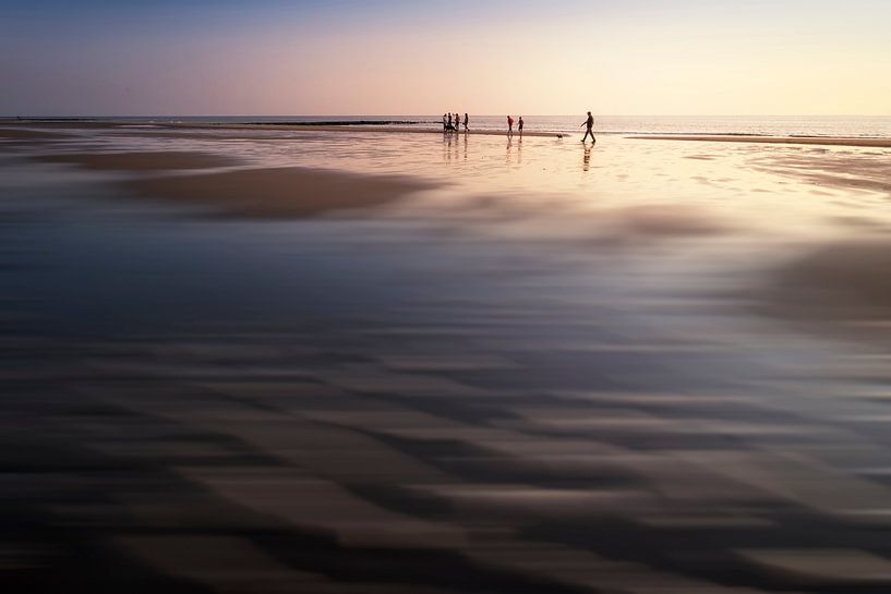 Randonneurs au bord de l'eau par Bob Daalder