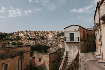 Blick aus der Altstadt von Ragusa, Sizilien Italien