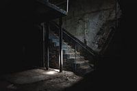 Chute de lumière sur les escaliers dans un sous-sol sombre