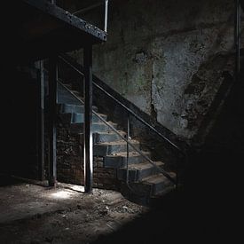 Chute de lumière sur les escaliers dans un sous-sol sombre sur Danique Verkolf