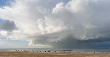 Wolkenformatie met winterse regen- en hagelbui nadert de Scheveningse kust. van John Duurkoop