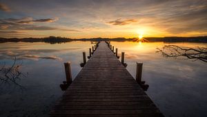 Steg im Sonnenaufgang