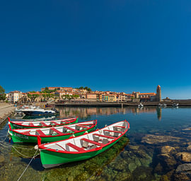 Ruderbootrennen im Hafen und der alte Leuchtturm, Collioure, Pyrénées-Orientales, Frankreich