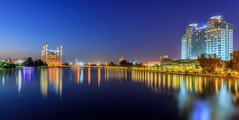 Adana tijdens het blauwe uurtje par Roy Poots
