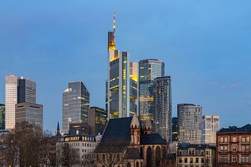 Skyline in de zonsondergang Reflectie in Frankfurt van Fotos by Jan Wehnert