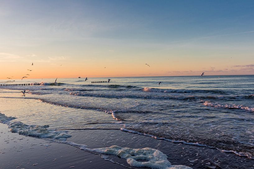 Avondwandeling langs de strandboulevard in Mielno van Oliver Hlavaty
