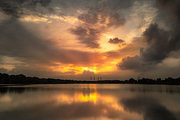 Zware wolken bij de zonsondergang bij Allersee van Marc-Sven Kirsch