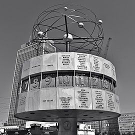 Weltzeituhr am Alexanderplatz in Ostberlin - monochrom 