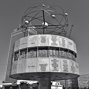 Horloge mondiale à l'Alexanderplatz, à Berlin-Est - monochrome 