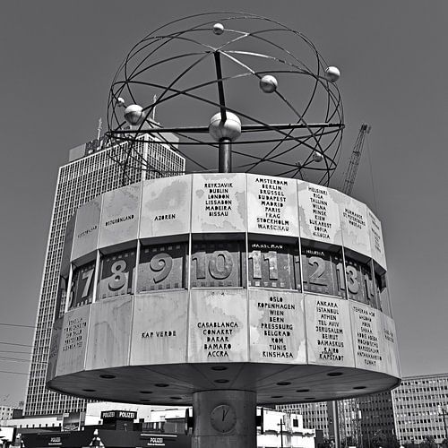 Weltzeituhr am Alexanderplatz in Ostberlin - monochrom 