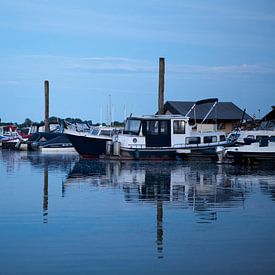 Blauwe jachthaven  in de avond van Kees van Dun