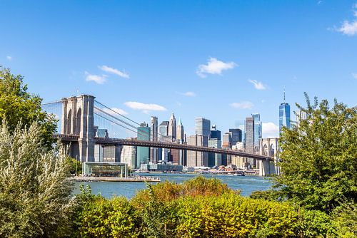 Brooklyn Bridge en skyline van Lower Manhattan