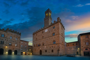 Volterra, Palazzo Dei Priori bei Sonnenuntergang. Toskana