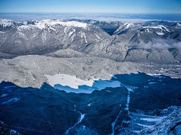 Alpenlandschaft und Eibsee von oben gesehen