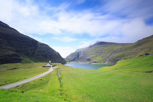Het dorp Saksun op de Faroër-eilanden