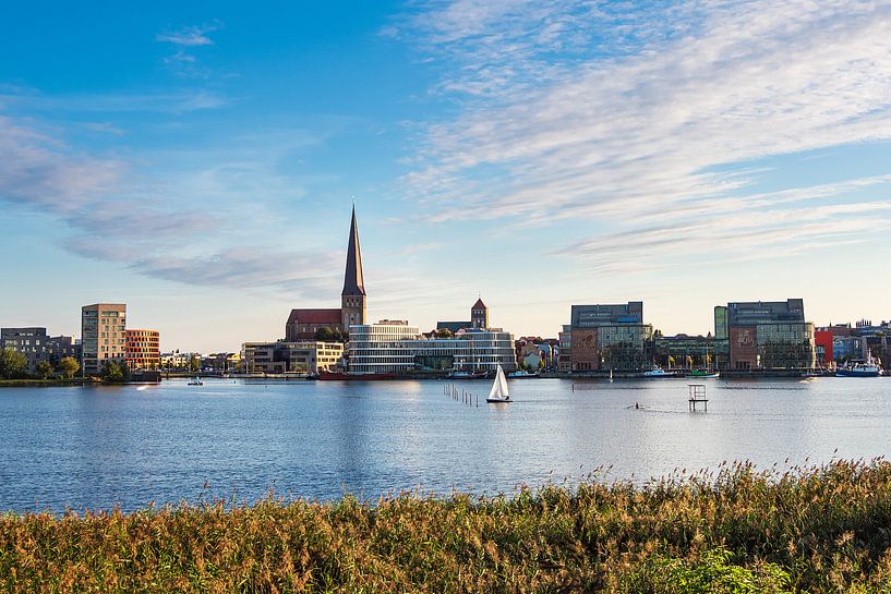 Uitzicht over de Warnow rivier naar de Hanzestad Rostock van Rico Ködder