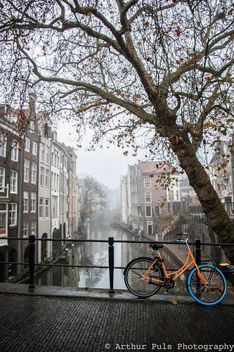 Een mistige ochtend bij de Gaardbrug over de Oudegracht in Utrecht