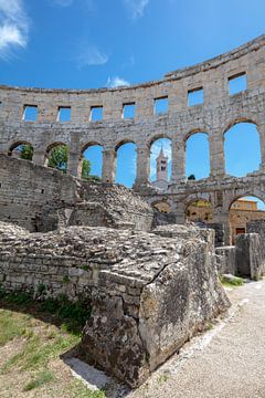 Interieur  Romeinse Arena (amfitheater) in het centrum van Pula, Kroatie