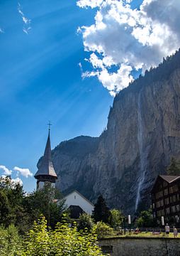 Sonnenstrahlen an Kirche und Wasserfall. von Floyd Angenent