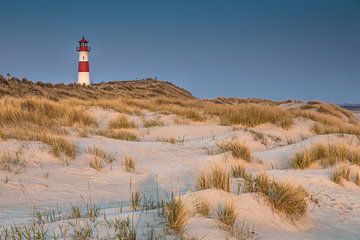 les dunes au phare List-East au lever du soleil sur Christian Müringer