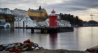Panorama du port d'Ålesund avec le phare de Molja, Norvège