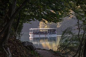 Ein Wassertaxi fährt im Nationalpark Plitvicer Seen vorbei