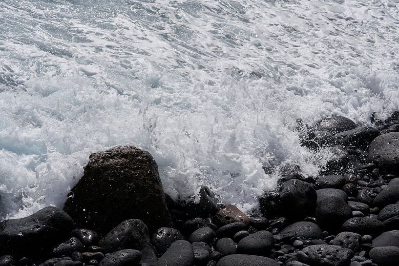 Brechende Wellen auf Lavafelsen von Cor de Hamer