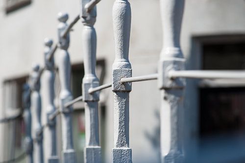 Wit geschilderd traditioneel hekwerk in oude binnenstad