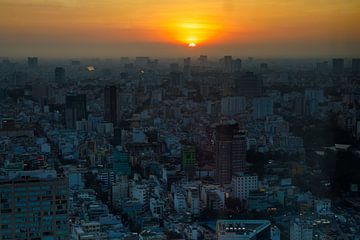 Saigon bij zonsondergang van Roland Brack