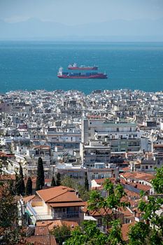 Schwimmende Schiffe über Thessaloniki