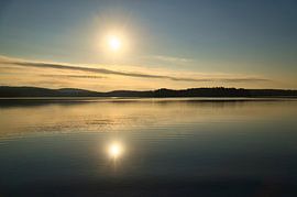 Zonsondergang bij het meer in Zweden van Martin Köbsch