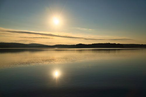 Zonsondergang bij het meer in Zweden