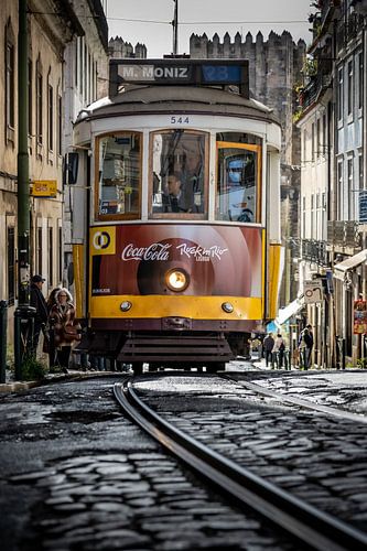 De beroemde tram 28 in Lissabon, in de historische wijk Alfama