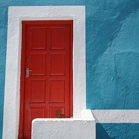 Rode deur in blauwe muur in kleurrijk Bo-Kaap,Kaapstad van The Book of Wandering