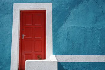 Rote Tür in blauer Wand im farbenfrohen Bo-Kaap, Kapstadt
