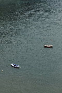 Bateaux dans la mer à Cinque Terre, Italie sur Vy Van Nguyen