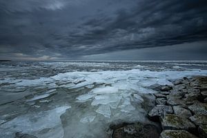 Regen über einem zugefrorenen IJsselmeer von Peter Haastrecht, van