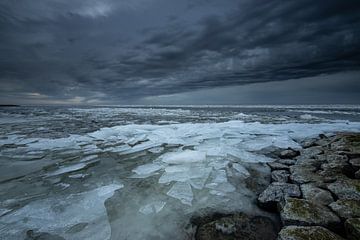 Regenbui boven een bevroren IJsselmeer van Peter Haastrecht, van