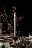Hoop | kaars en dorre bloemen op tafel | fine art stilleven fotografie in kleur | print muur kunst