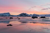 Der Sonnenuntergang hüllt das Meer und einen Strand mit Felsen in einen orangefarbenen Schein. von Sander Groffen Miniaturansicht