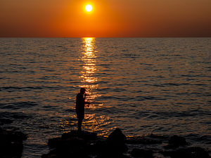 Angler im Sonnenuntergang an der Adriaküste in Kroatien