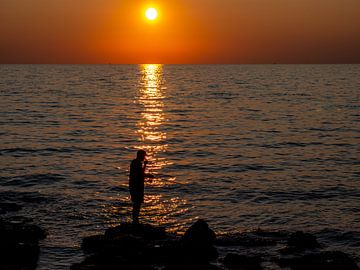 Pêcheurs au coucher du soleil sur la côte Adriatique en Croatie sur Animaflora PicsStock